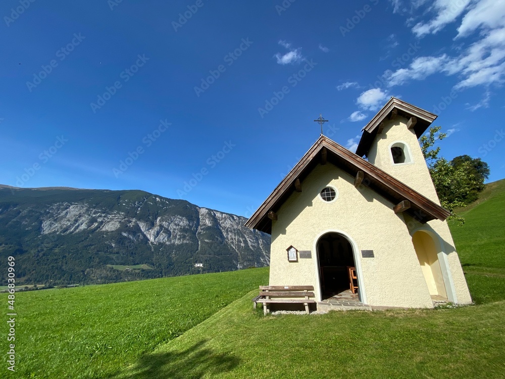 Fototapeta premium 10 Kapellen Weg Gallzein Hof Gattern Wahrbühel im Bezirk Schwaz Inntal Tuxer Alpen Tirol Österreich