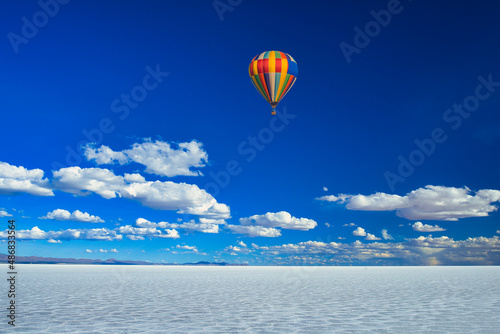 乾季のウユニ塩湖上空を飛行するバルーン
