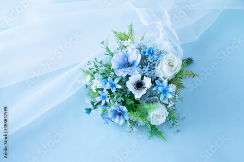 幸せを願う白と青のウェディングブーケ（アネモネ、バラ、ラナンキュラス、ブルースターなどの造花） photo