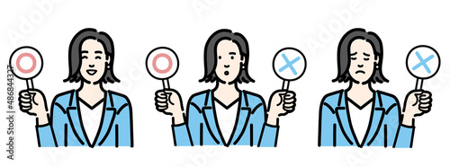 マルバツの札を持っているスーツを着た若い女性のセット
