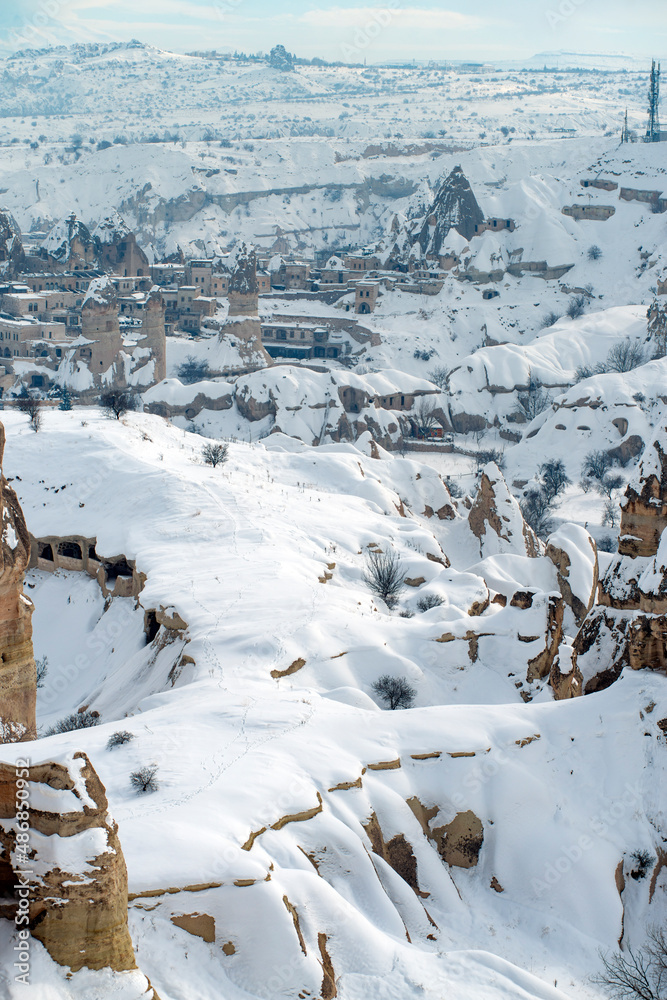 Obraz premium Uchisar view from the pigeon valley on a cold and snowy winter day