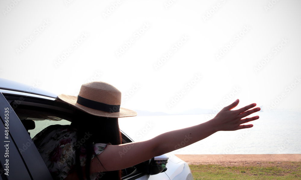 Φωτογραφία Young woman wearing hat waving makes happy gesture looking on destination with blue sea at background