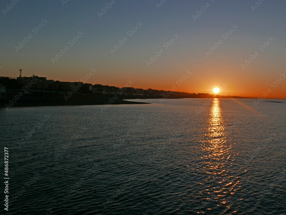bella immagine dell'alba sul litorale di Ostia