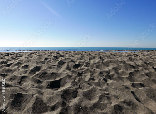 mucchi di sabbia in spiaggia sotto il cielo sereno