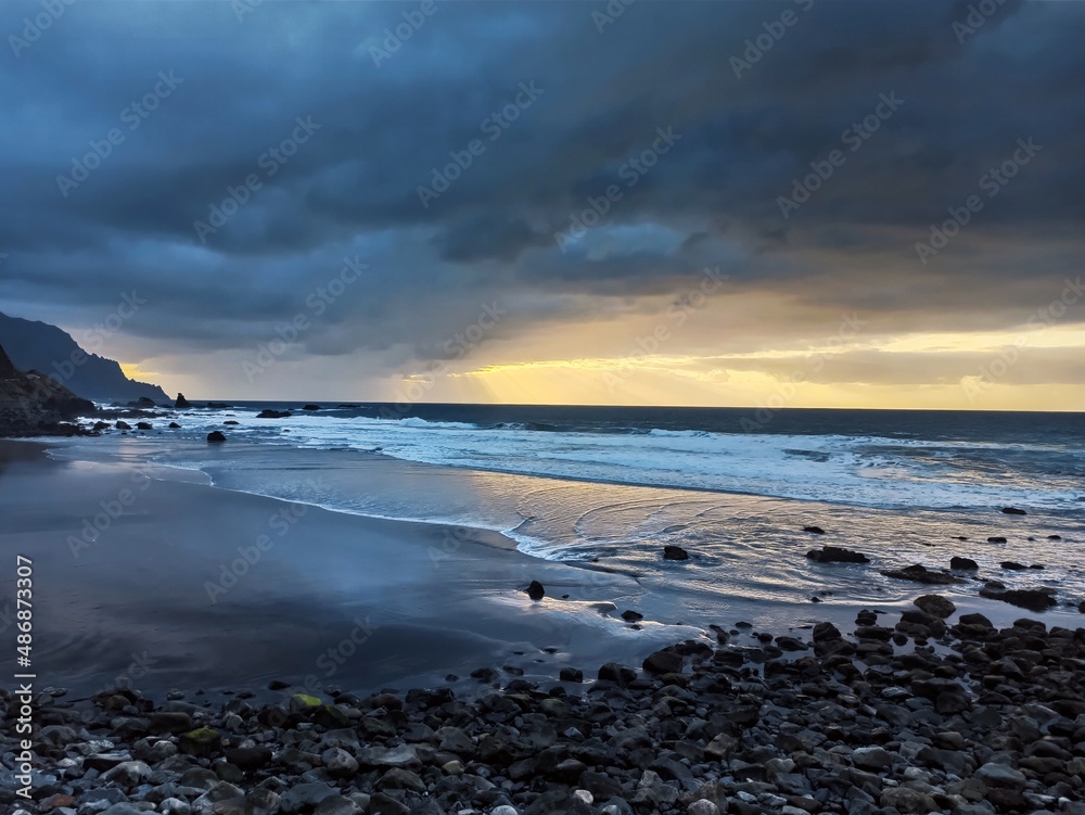 Playa Almáciga en un día nubloso (Tenerife)