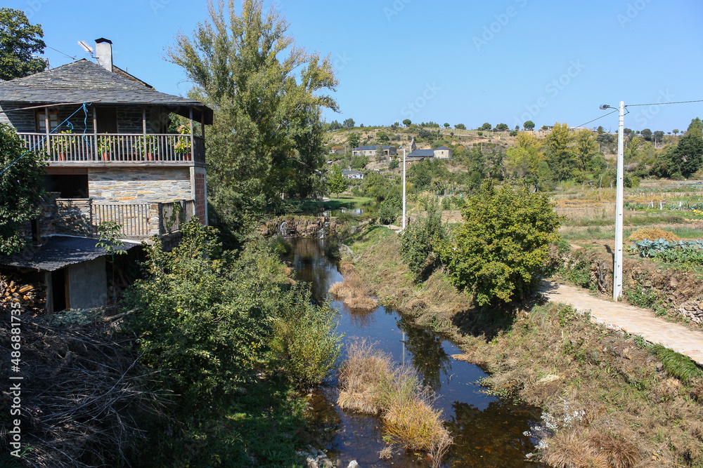 River view near houses in Rihonor de Castilla