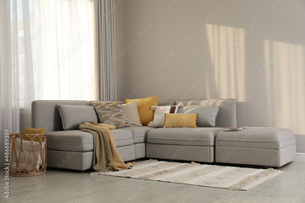 Living room interior with large grey sofa foto de Stock Adobe Stock