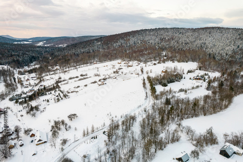 Fototapeta Naklejka Na Ścianę i Meble -  Zimowy widok na pokryte śniegiem góry, Beskid Niski i Beskid Sądecki