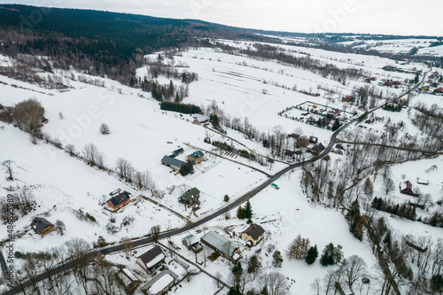 Fototapeta Naklejka Na Ścianę i Meble -  Zimowy widok na pokryte śniegiem góry, Beskid Niski i Beskid Sądecki