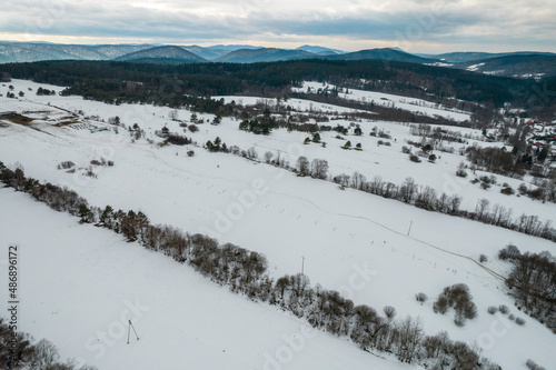 Zimowy widok na pokryte śniegiem góry, Beskid Niski i Beskid Sądecki