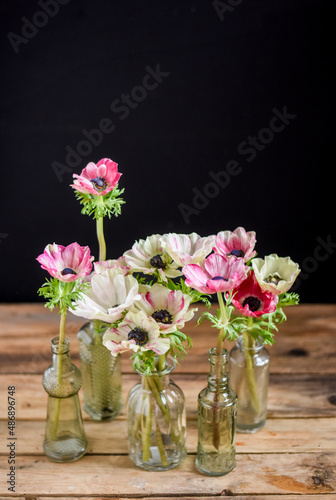 Anemone im Blumenstrauß in Glasvase, Frühlingsdekoration