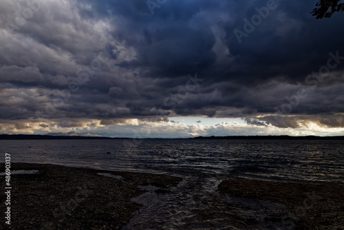 Wellen und Wolken am Starnberger See