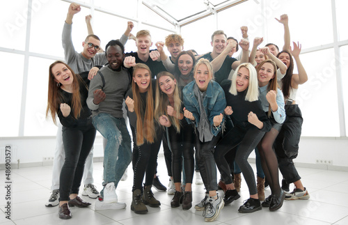 Εκτύπωση καμβά in full growth. lots of happy young people standing together
