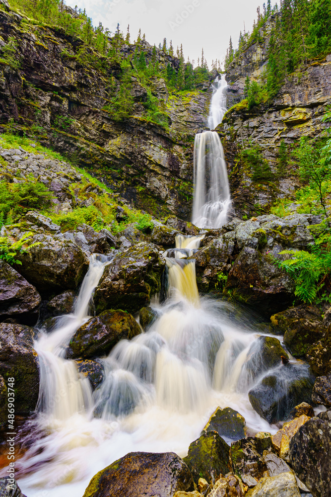 Obraz premium Wasserfall Fettjeallet Schweden