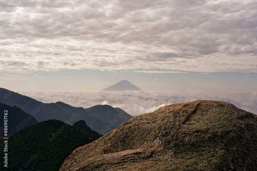 瑞牆山山頂から望む雲海と富士山