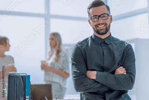 Wallpaper Mural positive business man sitting near the desktop Torontodigital.ca