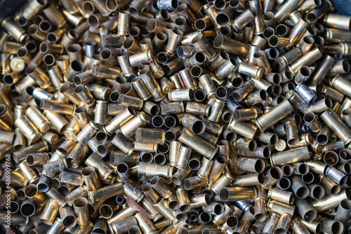 Photo Bunch of empty pistol shells as a background