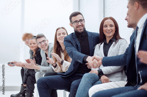 business people shaking hands to the applause of the business team