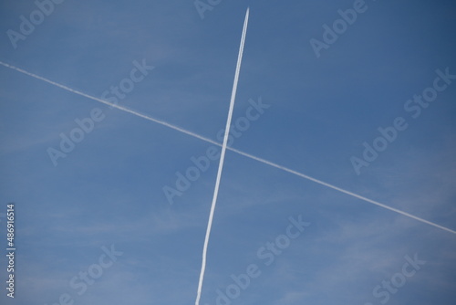 Kondensstreifen, von sich kreuzenden Flugzeugen über dem Landkreis Havelland bei Nauen (westlich von Berlin)  photo