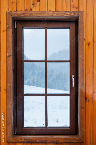 Fenster mit Blick nach draussen in Schneelandschadft