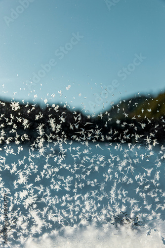 Gefrorene Eiskristalle an einer Fensterscheibe im Rhodopengebirge in Bulgarien