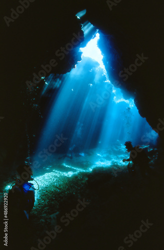 水中洞窟を潜るダイバー 宮古島 © 拓哉 内山