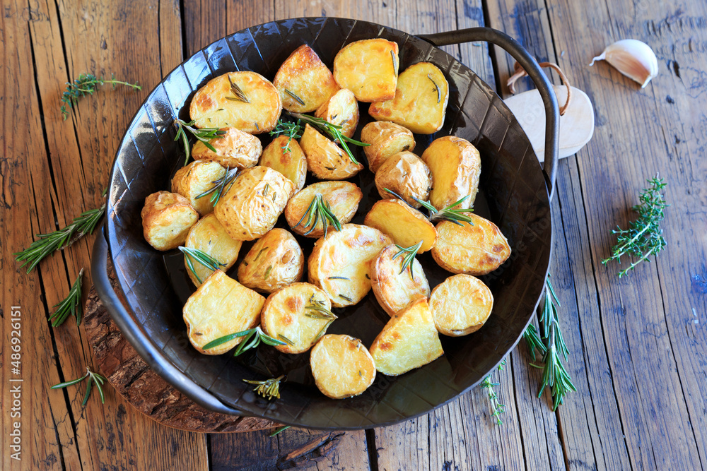 Rosmarinkartoffeln in Eisenpfanne