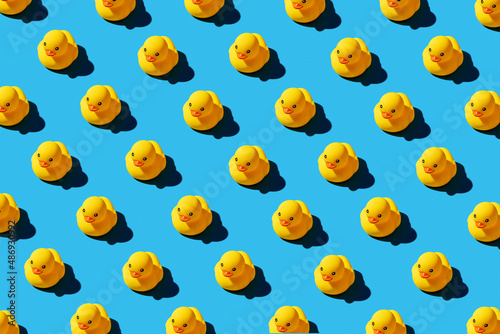 Print op canvas Yellow rubber duck toys pattern on seamless blue background.