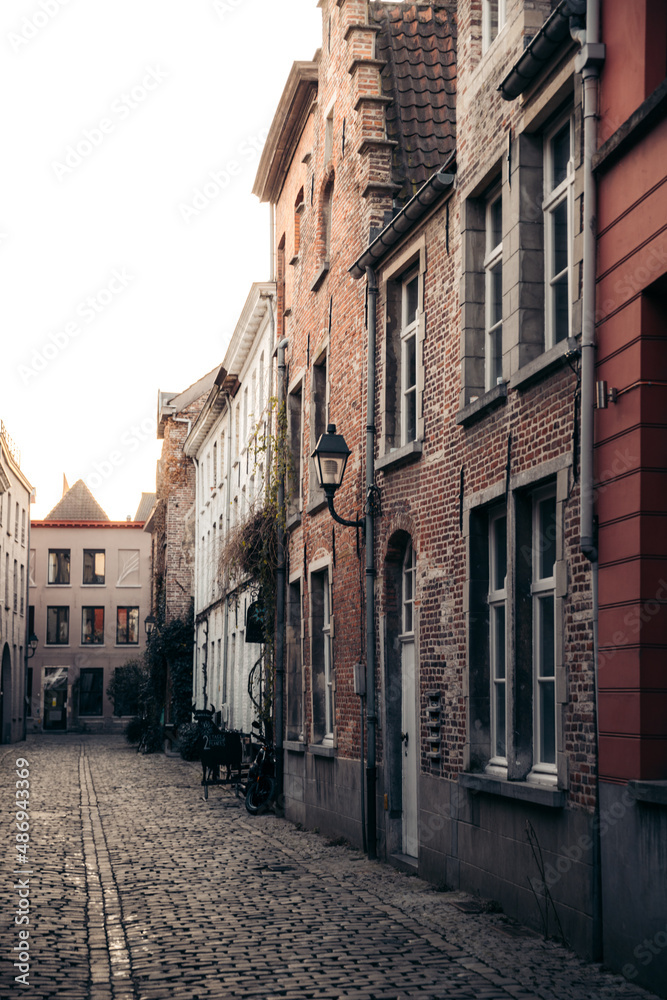 Rue dans le centre historique de Gand en Belgique au coucher du soleil