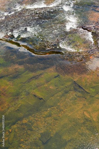 agua limpia corriendo entre las rocas