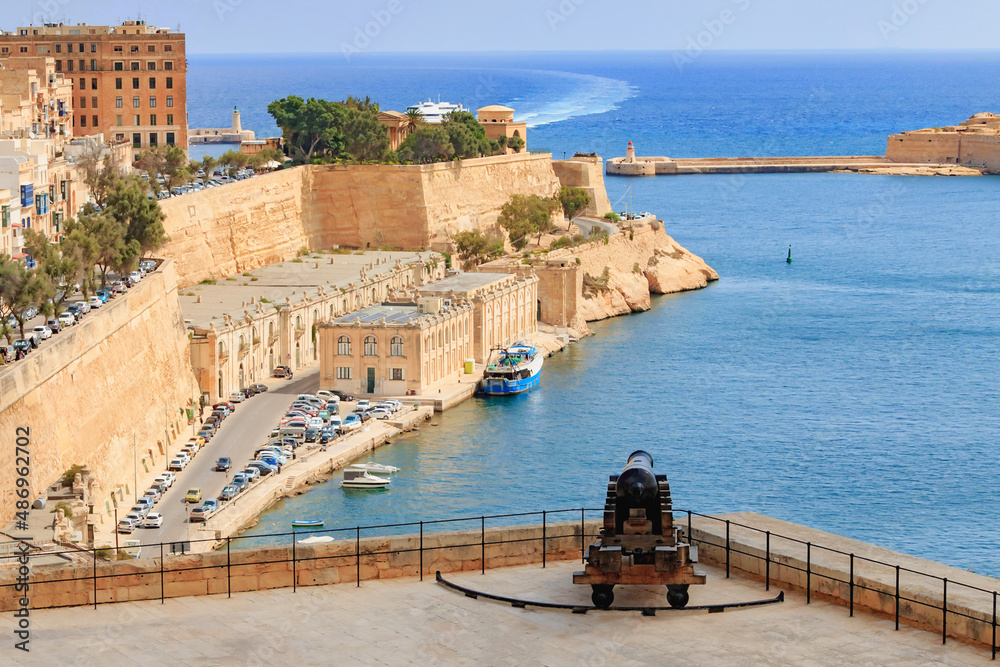 Obraz na płótnie Valletta port gates and old historical canon - Malta w salonie
