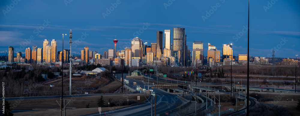 Obraz premium Panoramic view of Calgary's skyline at sunrise.