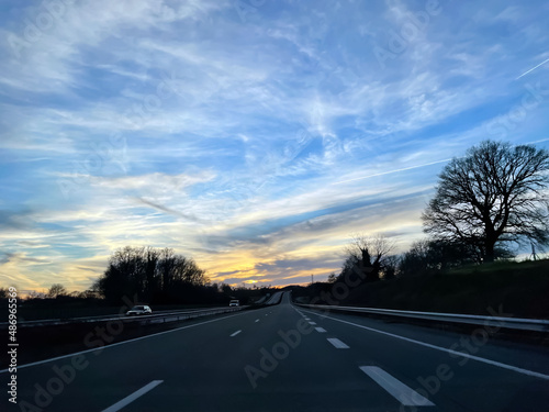 Sur la route en soirée