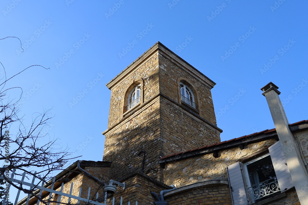 Tour carrée de l'ancienne église, vue de l'extérieur, village de Poleymieux au Mont d'Or, département du Rhône, France