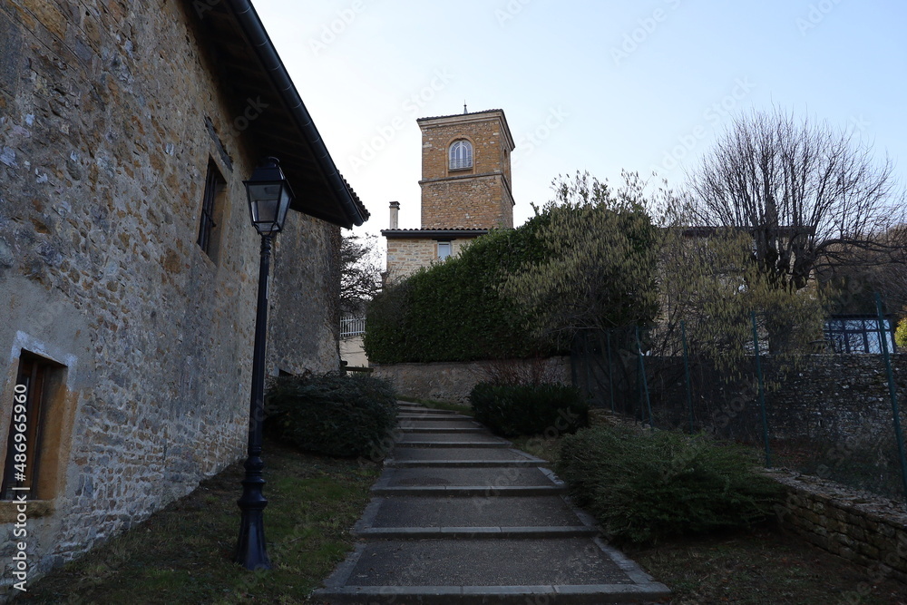 Tour carrée de l'ancienne église, vue de l'extérieur, village de Poleymieux au Mont d'Or, département du Rhône, France