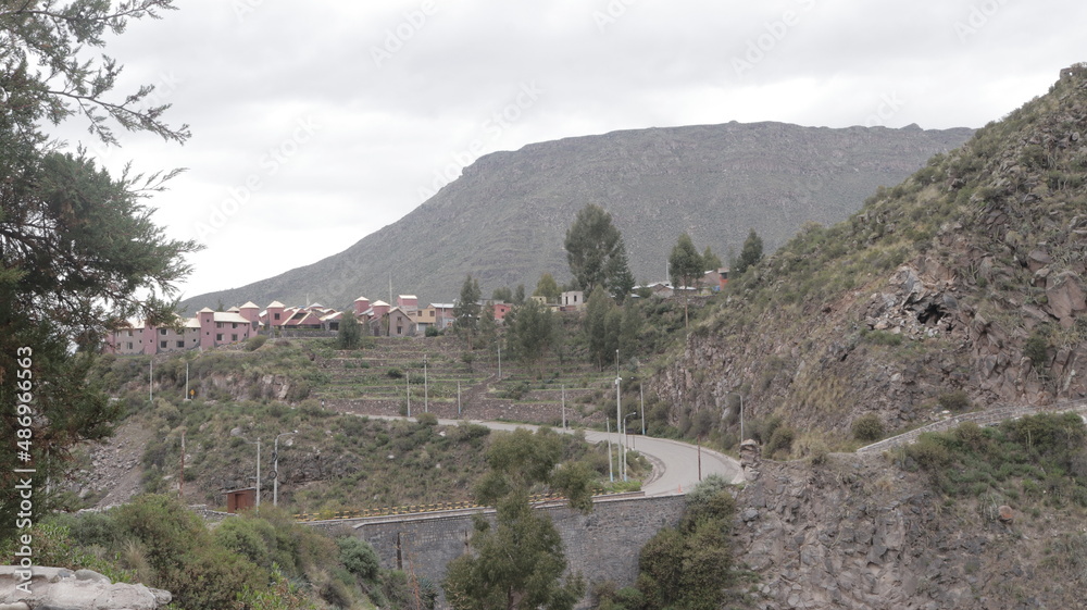 Obraz premium paisaje hacia pueblo de machay