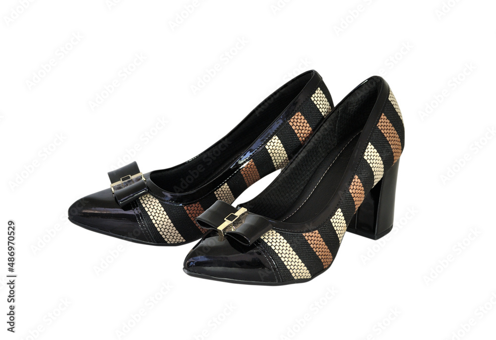 Fototapeta premium Sapatos de senhora de verniz fechado na frente de salto alto, pretos com laço e acabamento em metal ao centro na frente