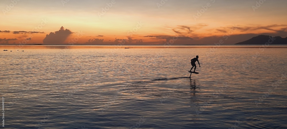 Foil surfing sur le lagon de Tahiti face à moorea