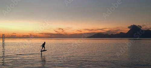 Foil sur le lagon de tahiti face à moorea
