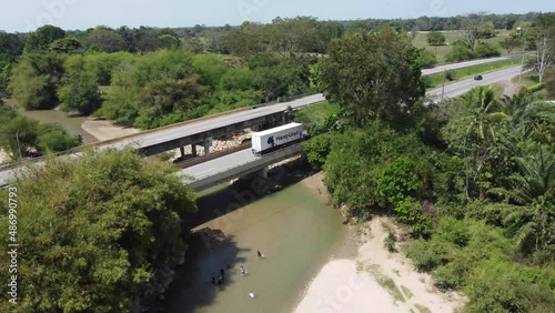 Autopista sobre el río, trafico de camiones y automoviles photo