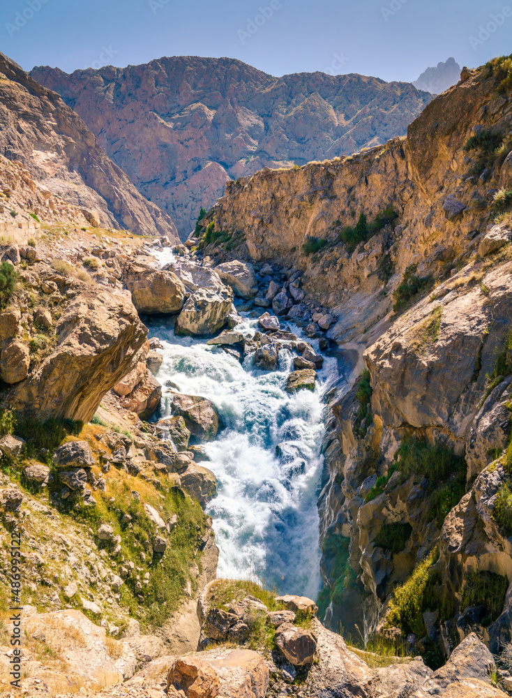 Obraz premium River in Tajik mountains