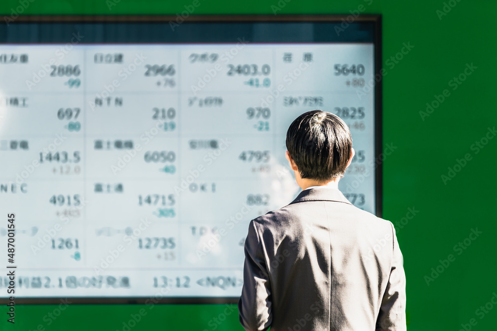 株価ボードを見る男性 株価ボードを見る男性