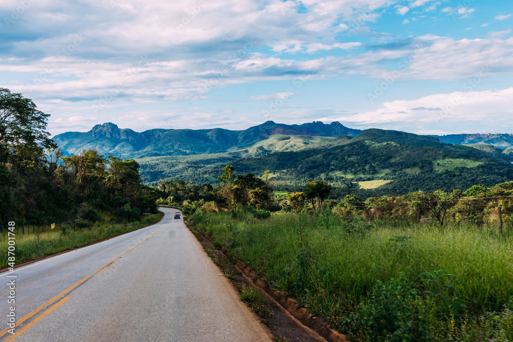 Estrada em Minas Gerais, próximo a Bonfim e Rio Manso Estrada em Minas Gerais, próximo a Bonfim e Rio Manso