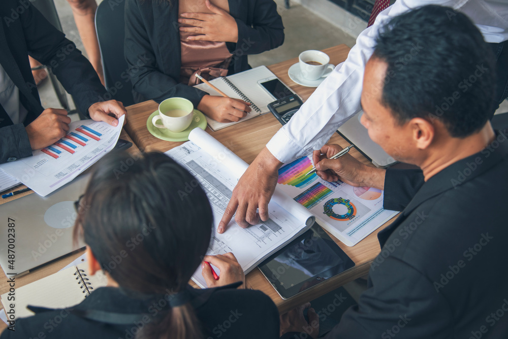 Ilustrasi Kelompok Bisnis Bertemu dan Brainstorming dalam Ruang Konferensi