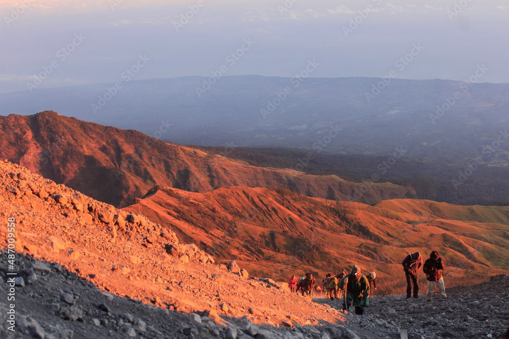 Fototapeta premium Mount Rinjani hiking trail, Mount Rinjani is located in Lombok, Indonesia, a very beautiful mountain that has a lake at an altitude of 2000 meters above sea level.
