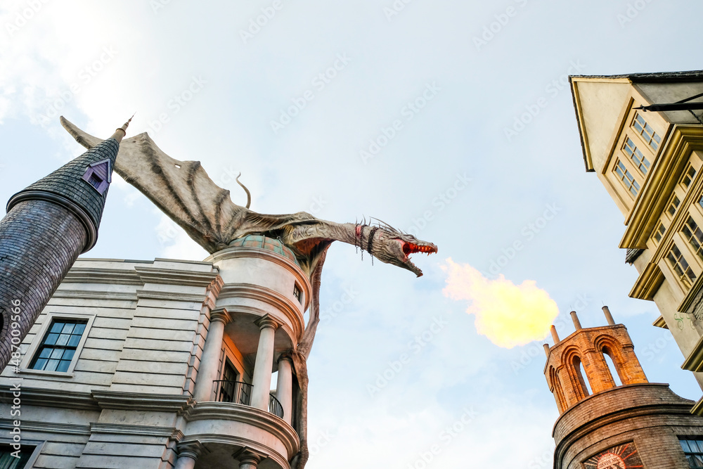 Fototapeta premium Orlando, USA – May 30, 2017: The Dragon at the Gringotts Bank in Diagon Alley at The Wizarding World Of Harry Potter in Universal Studio Orlando. Universal Studio Orland is a theme park in Orlando.