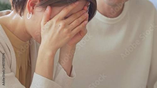 落ち込む女性と支える男性