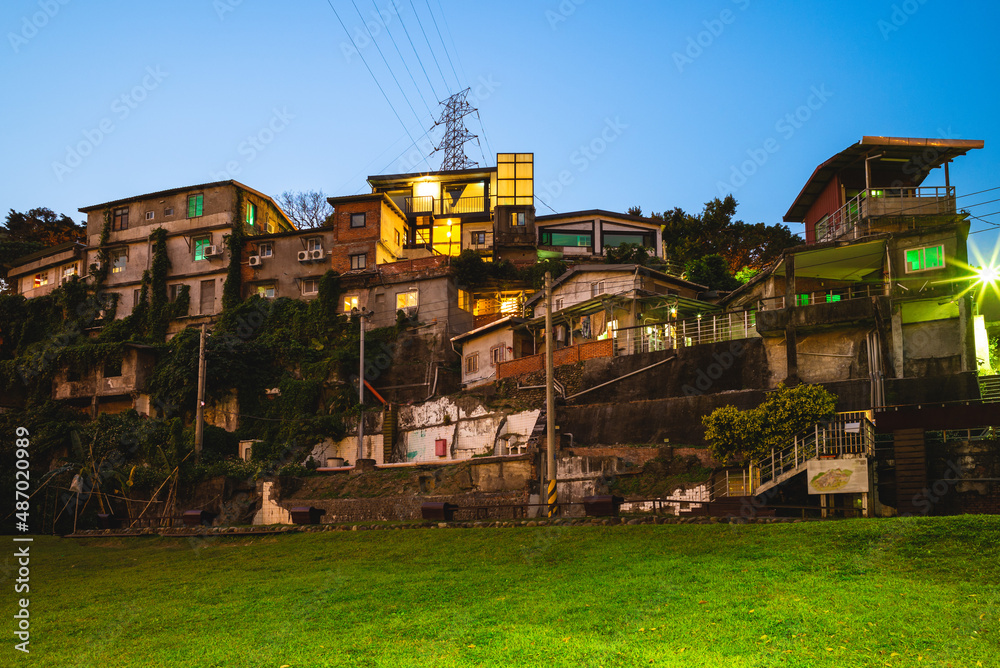 Fototapeta premium Taipei treasure hill artist village in Taipei, Taiwan at night