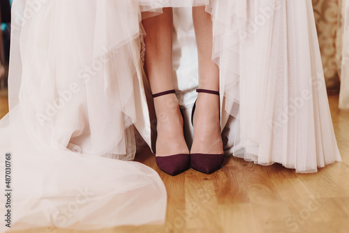 shoes on the feet of the bride © Bohdan