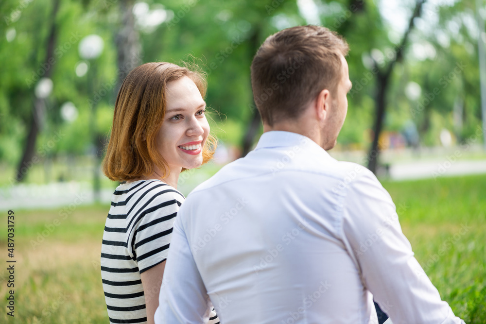Fototapeta premium Young couple on a date in the park